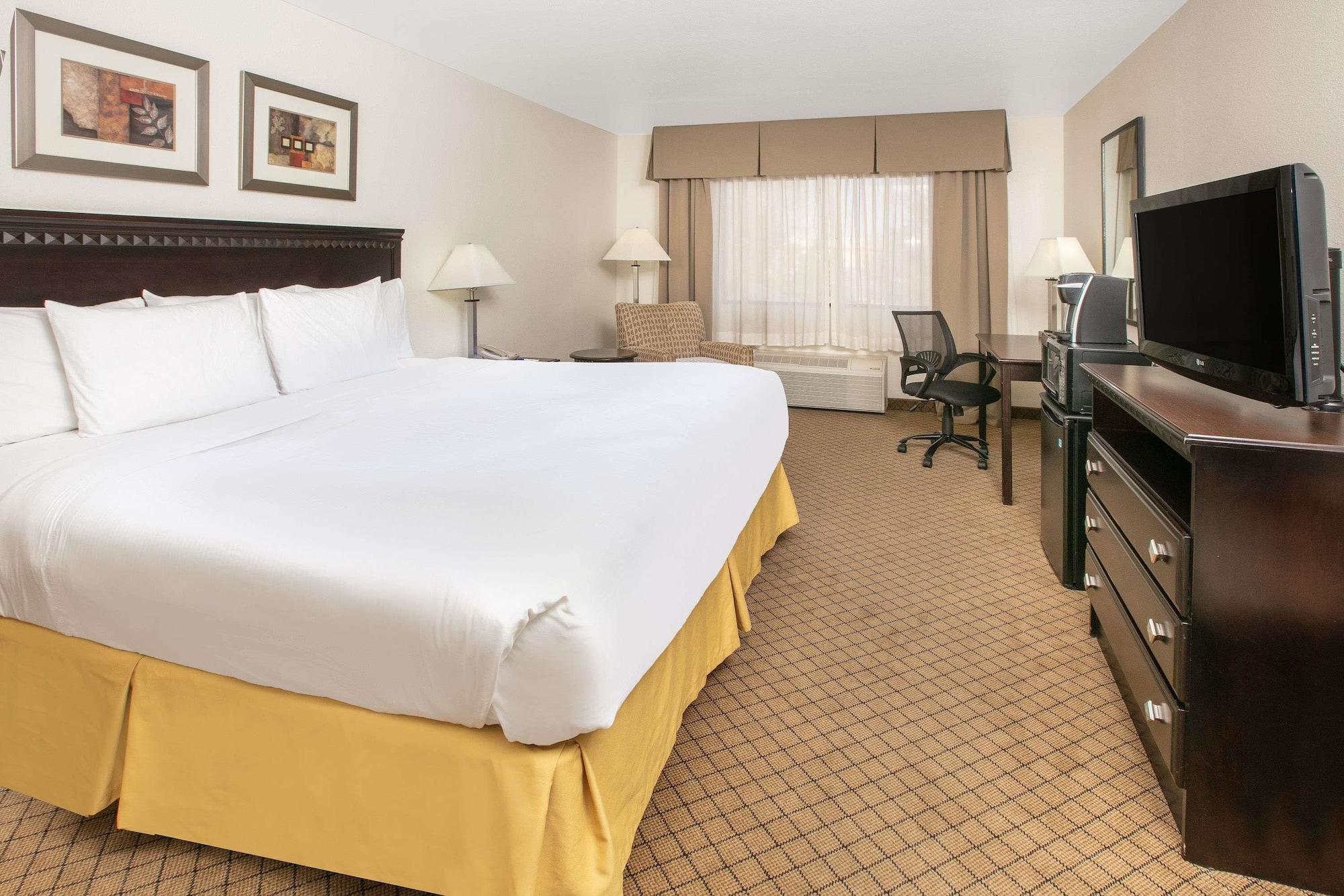 Baymont By Wyndham Roswell Hotel Exterior photo