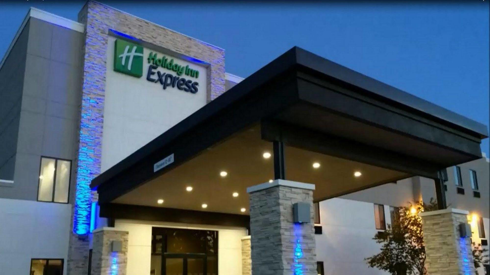 Baymont By Wyndham Roswell Hotel Exterior photo